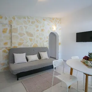 Apartman Summerhouse, Vir